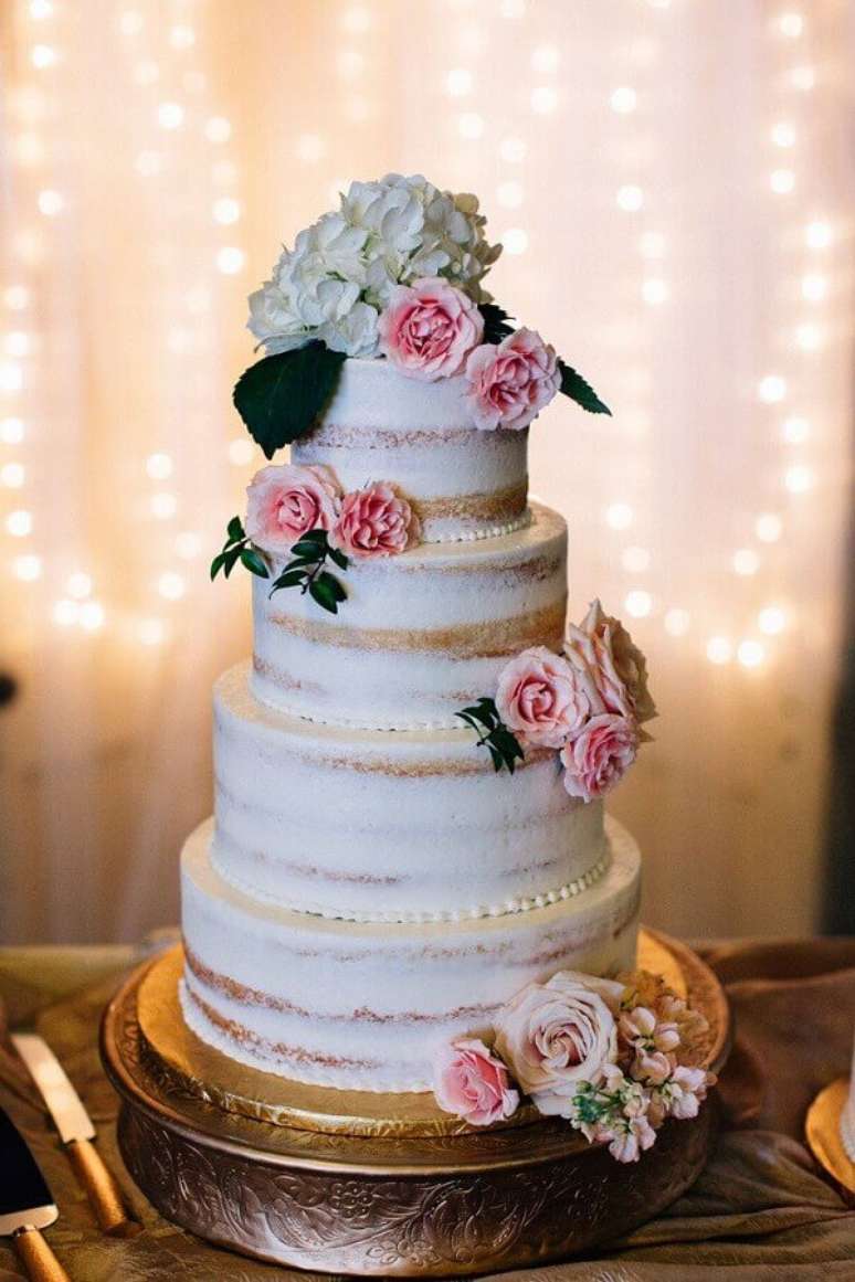 33. O acabamento rústico do bolo de casamento simples ganhou um toque super charmoso com as rosas – Foto: The Knot