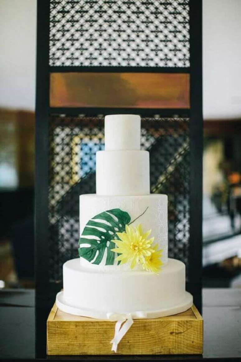 14. Bolo de casamento 3 andares com decoração clean e tropical – Foto: 100 Layer Cake