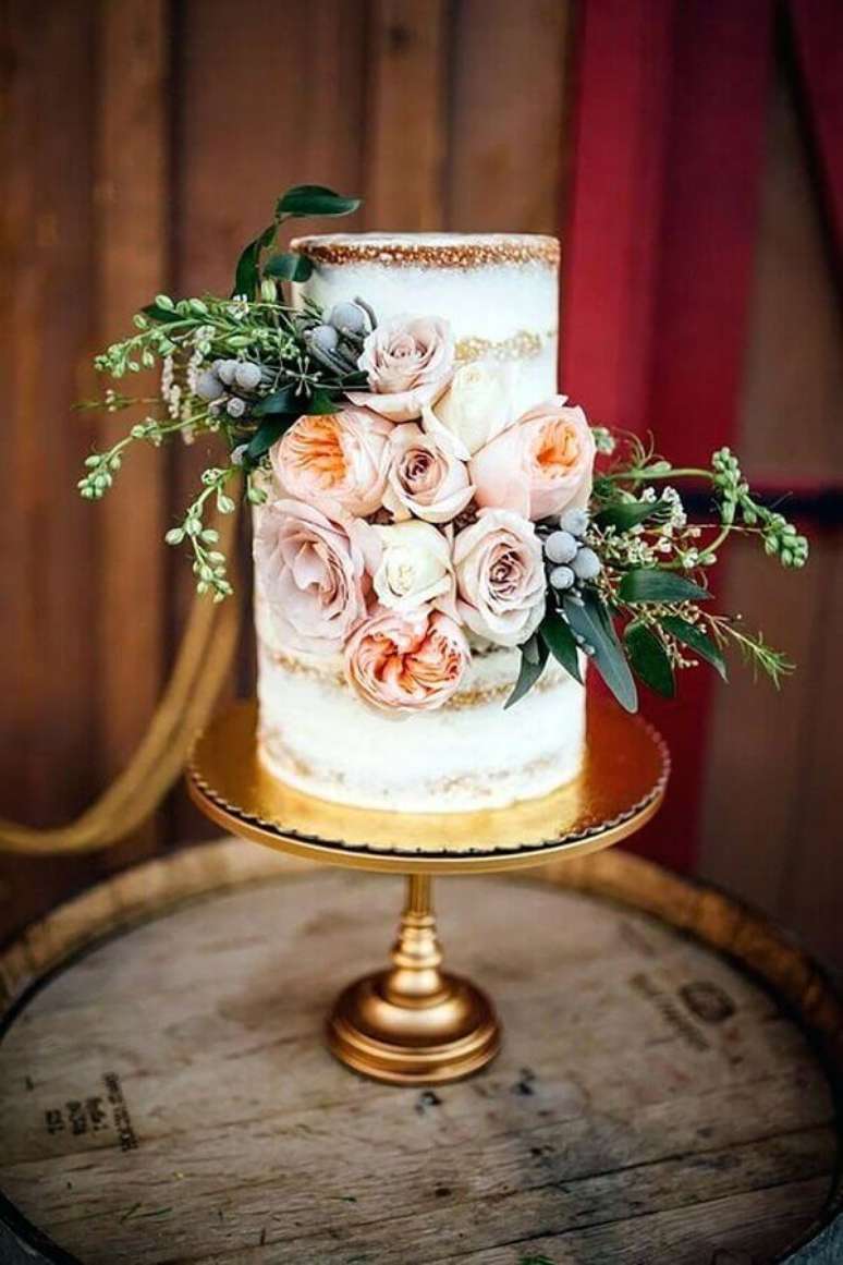 91. As flores são capazes de mudar totalmente um bolo simples de casamento – Foto: Pinterest