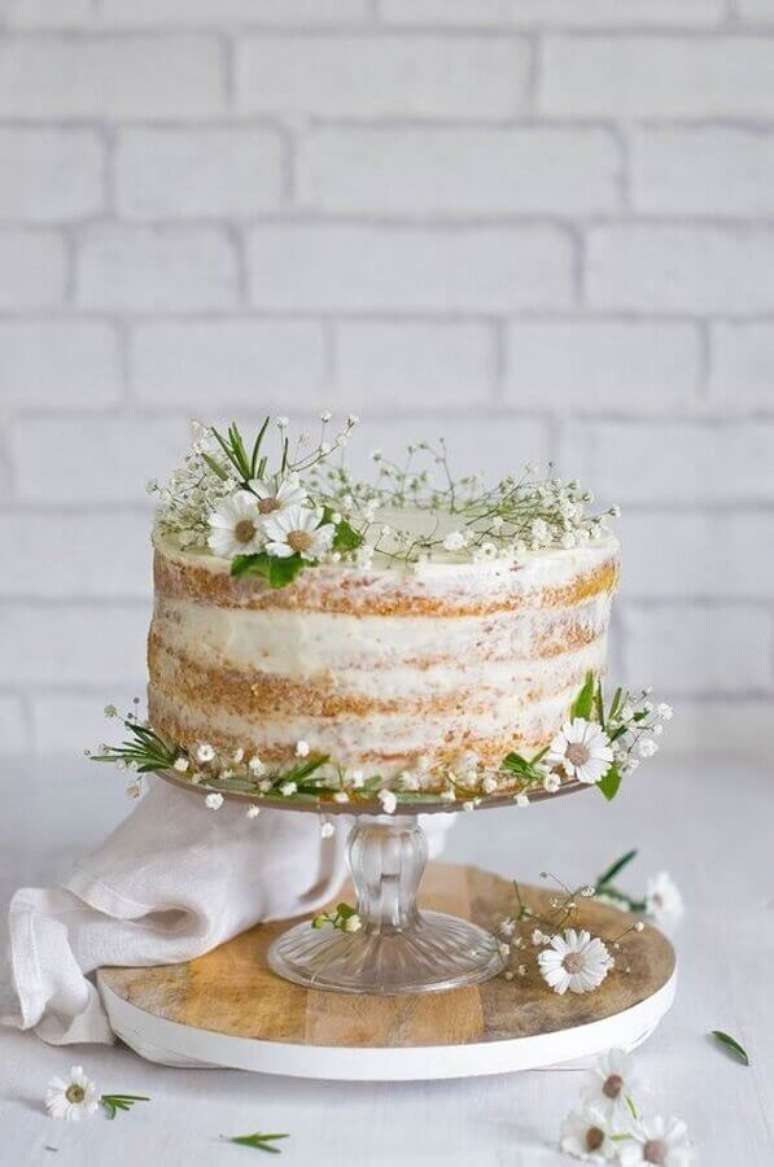 69. Bolo simples de casamento decorado com flores pequenas e acabamento rústico – Foto: Cake Ideas