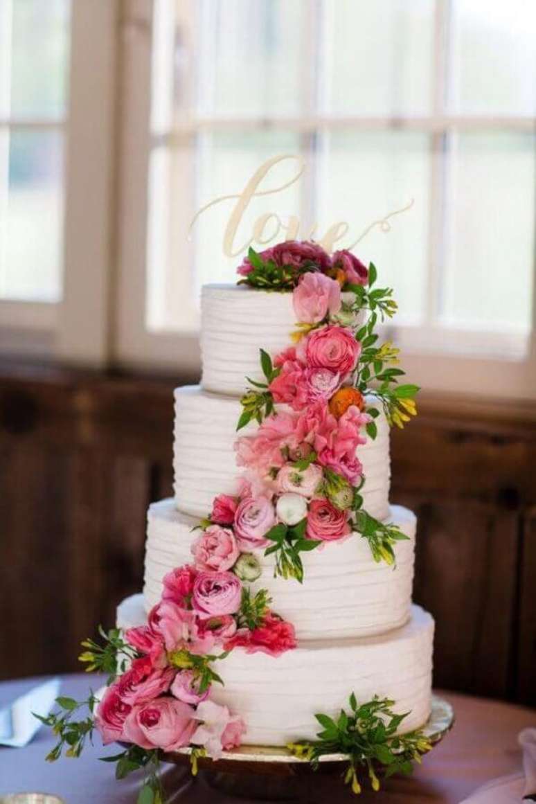 5. o Bolo de casamento com flores é perfeito para colocar um toque romântico na festa – Foto: Style me Pretty