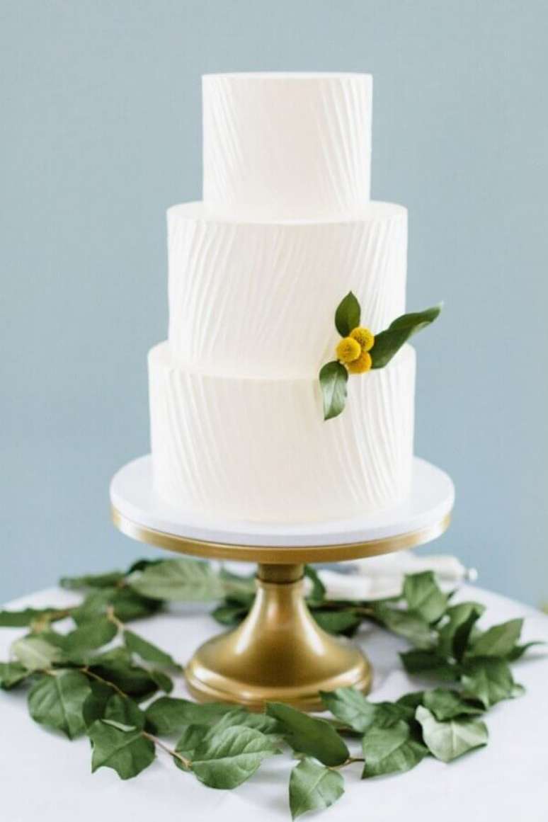 23. O bolo fake de casamento pode trazer muitas vantagens para a sua festa – Foto: The Knot