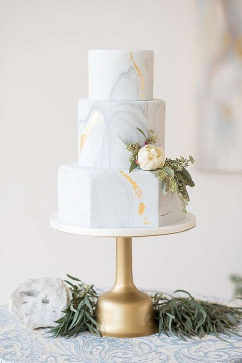 39. Invista em formatos diferentes para o seu modelo de bolo de casamento moderno – Foto: Glamour & Grace