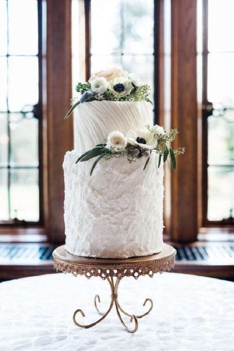 73. Acabamentos diferentes para bolo de casamento com flores – Foto: Opulent Treasures