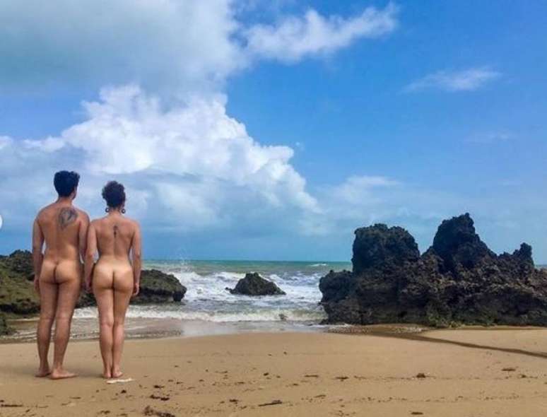 Francis Helena, atriz, e o marido em praia da Para&iacute;ba.