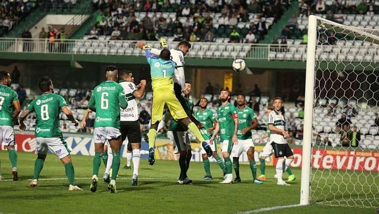 Robson sobe para marcar de cabeça o gol da vitória do Coritiba