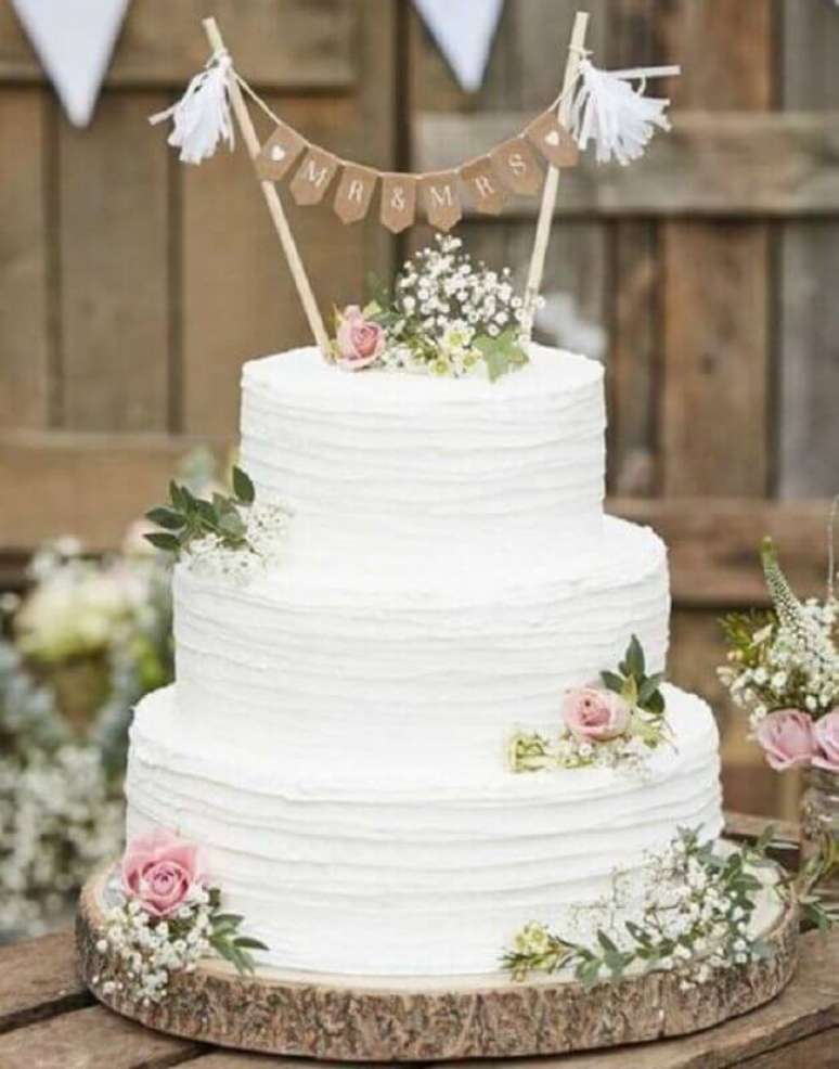 71. Bolo de casamento branco decorado com pequenas rosas e topo simples – Foto: Pinterest