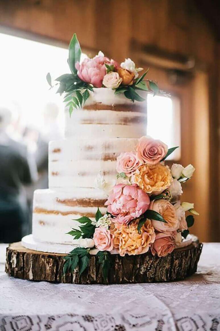 7. O bolo de casamento rústico além de lindo pode também ser bem romântico – Foto: Danielle Noce