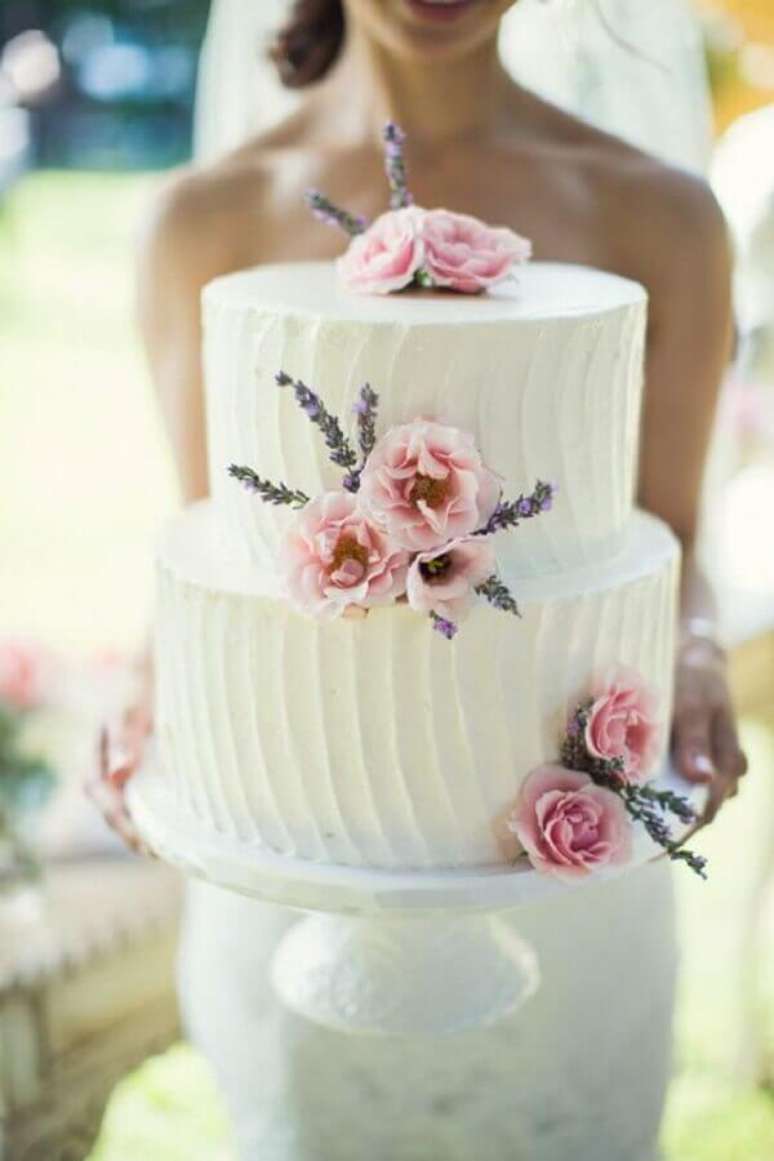 57. Modelo simples de bolo de casamento com chantilly e flores cor de rosa – Foto: Style me Pretty