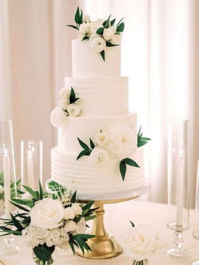 10. Modelo lindo e tradicional de bolo de casamento branco decorado com rosas e folhagens – Foto: Pinterest