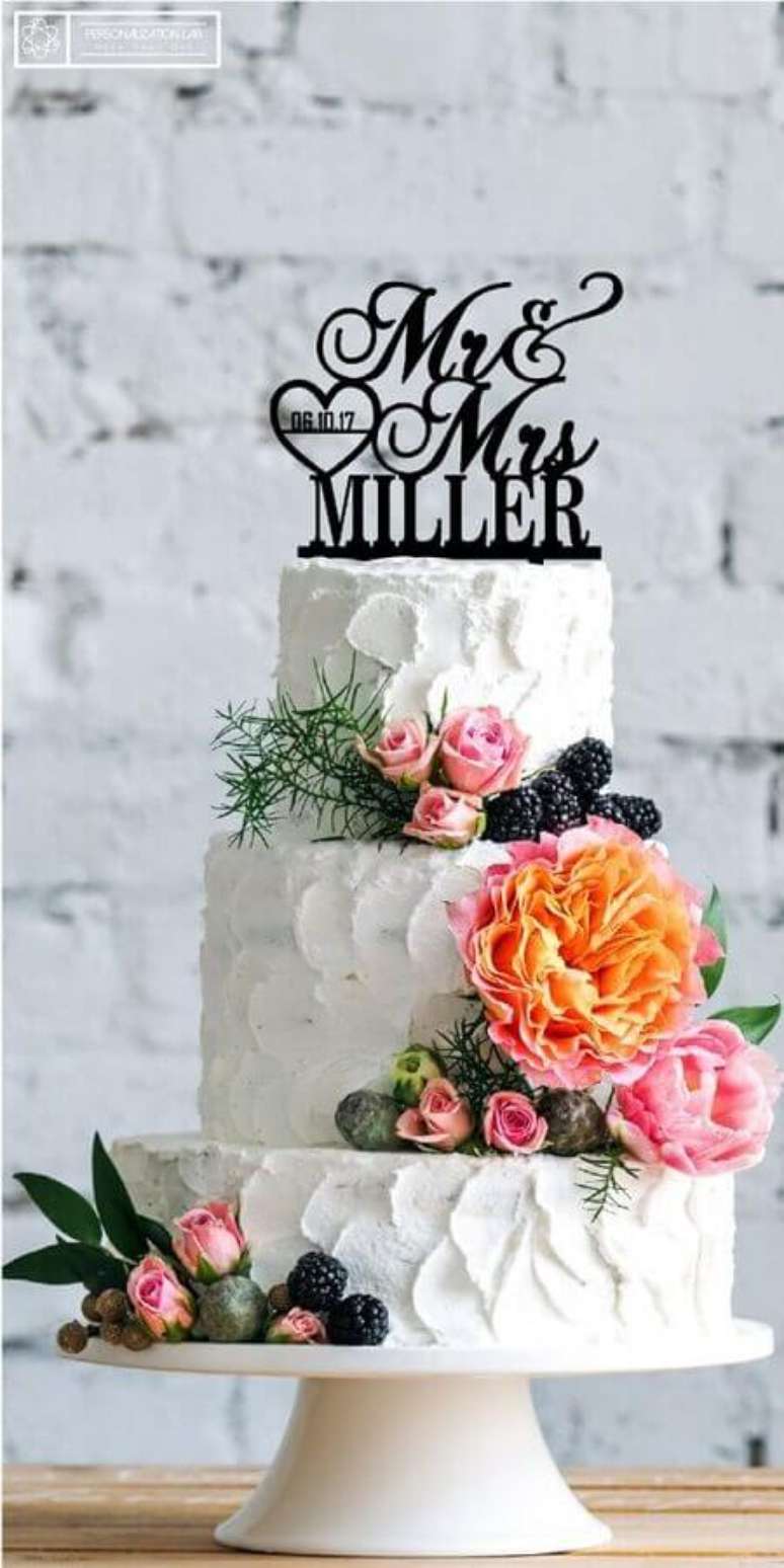 30. No mercado é possível encontrar diversos modelos de topo de bolo casamento para decorar o seu bolo – Foto: Etsy
