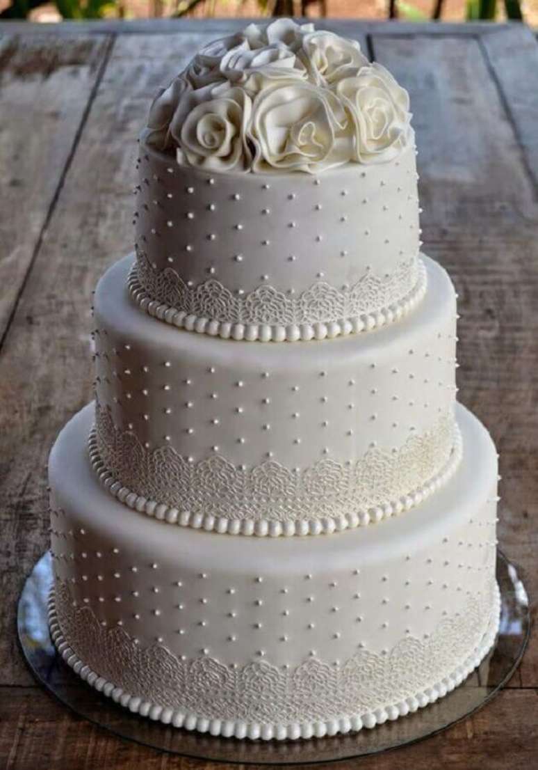 86. Modelo tradicional de bolo de casamento 3 andares todo branco – Foto: Nozze in Fiera