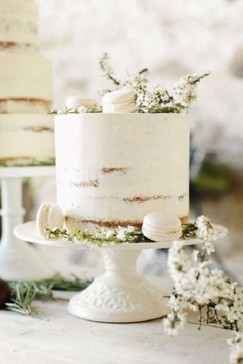 59. Para deixar o seu modelo de bolo de casamento ainda mais doce e bonito utilize macaron na decoração – Foto: Pinterest