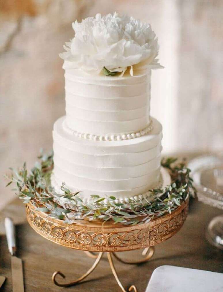26. Bolo simples de casamento decorado com flor branca no topo – Foto: Chic Vintage Brides