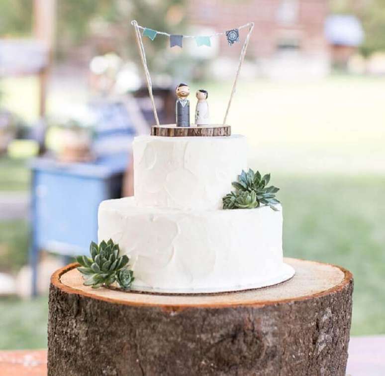 70. Topo de bolo casamento tradicional para bolo simples todo branco com rosa suculenta – Foto: Pinterest