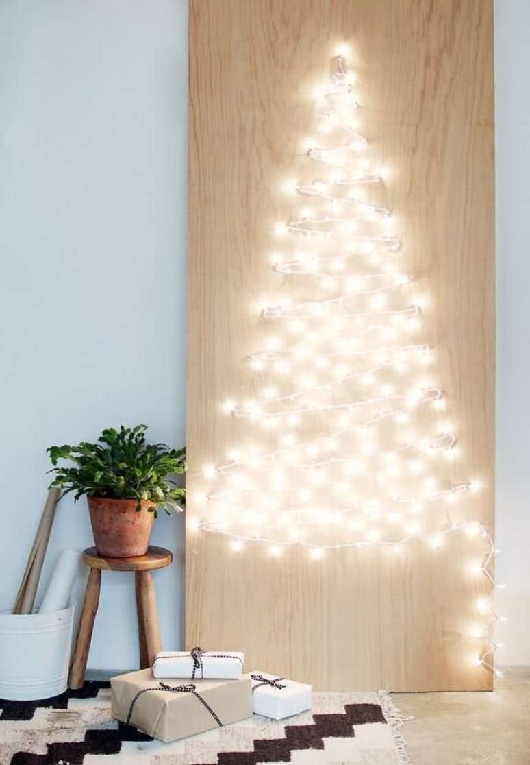 53. A árvore de Natal na parede foi feita com pisca pisca. Fonte: PInterest