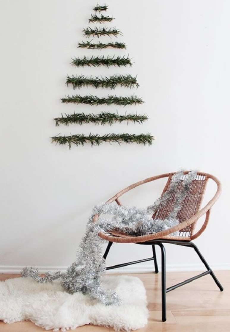 10. Árvore de Natal na parede feita com galhos naturais. Fonte: Pinterest