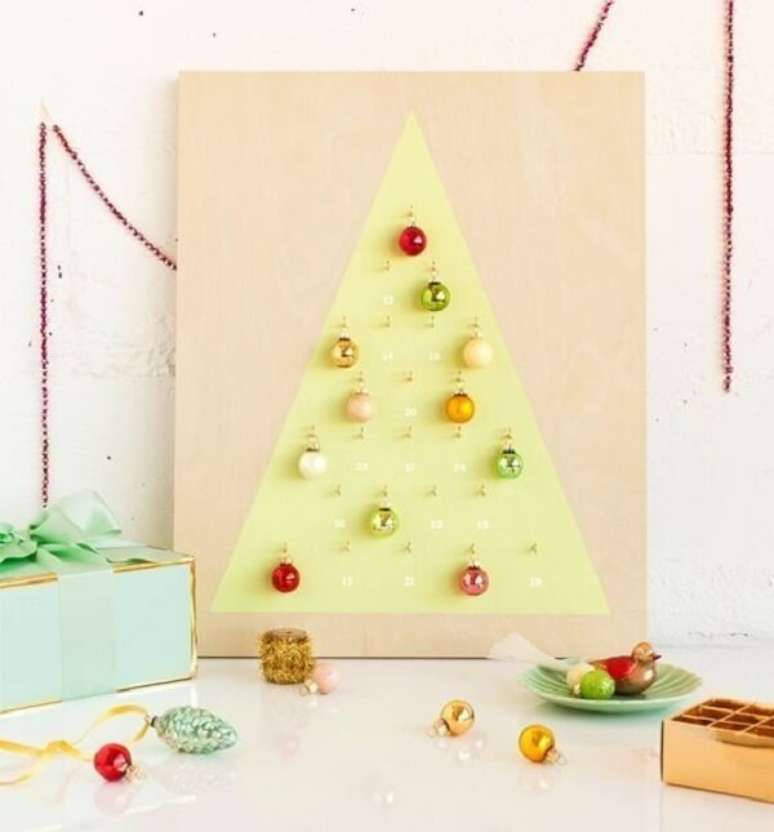 11. Árvore de Natal na parede feita estrutura de madeira. Fonte: Pinterest
