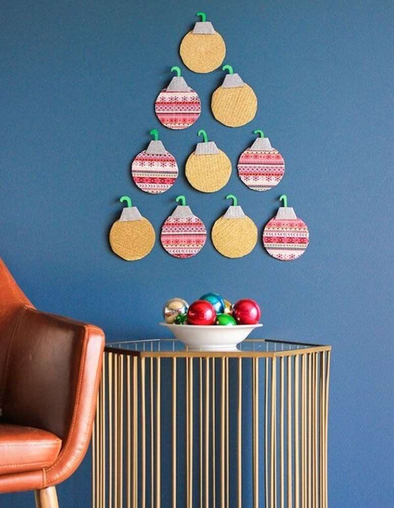 12. Árvore de Natal na parede simples feita enfeites natalinos. Fonte: Pinterest