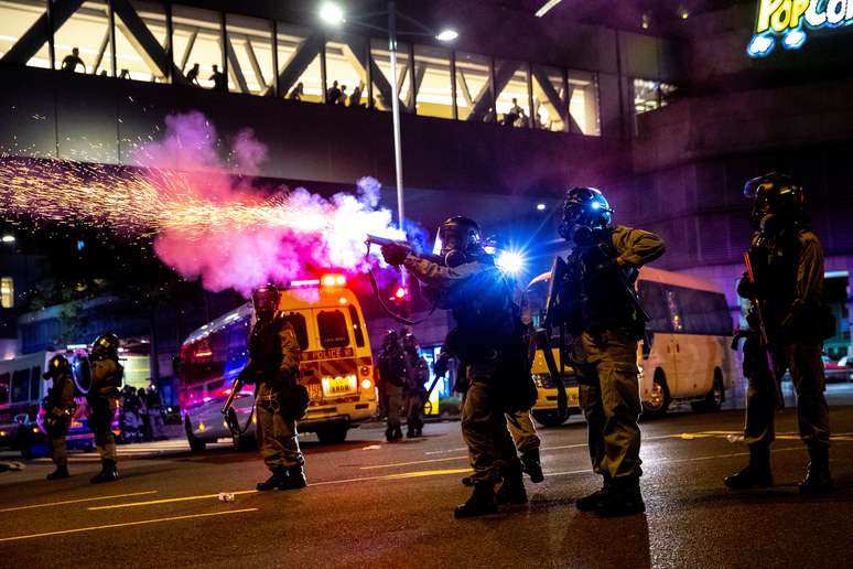 Policias disparam bombas de g&aacute;s lacrimog&ecirc;neo contra manifestantes durante protesto em Hong Kong
07/10/2019
REUTERS/Athit Perawongmetha
