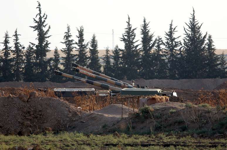 Armas turcas posicionadas na fronteira com a síria perto de Akçakale, na província de Sanliurfa
07/10/2019
REUTERS/Stringer