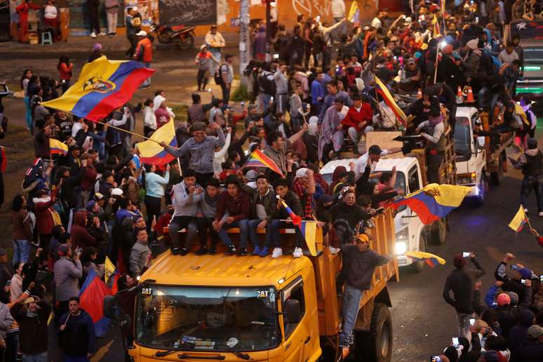 Moradores e manifestantes aplaudem chegada de protesto de indígenas contra governo do presidente Lenín Moreno em Quito
07/10/2019
REUTERS/Daniel Tapia