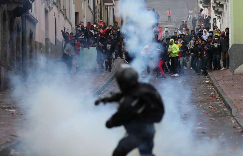 Manifestantes entram em confronto com forças de segurança em Quito
08/10/2019 REUTERS/Ivan Alvarado 