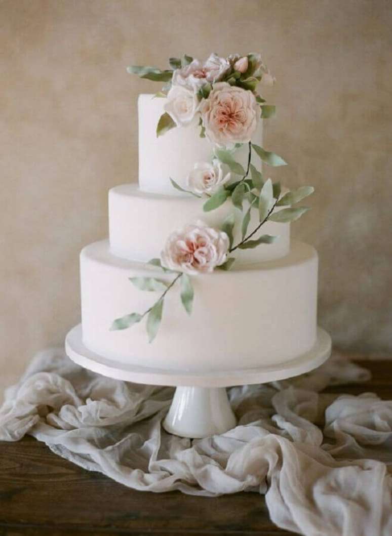 87. Bolo de casamento 3 andares todo branco decorado com rosas – Foto: Style me Pretty