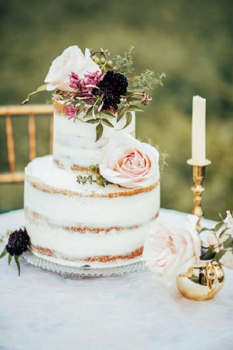 36. Vai fazer um casamento mais simples? Então invista em um bolo simples de casamento decorado com flores – Foto: Two Wild Seeds
