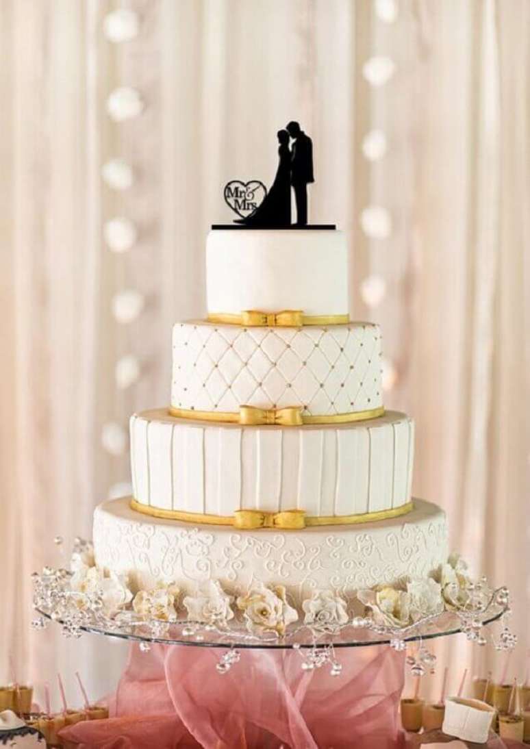 11. Bolo fake de casamento decorado com detalhes em dourado e topo simples – Foto: Forever Wedding Shop