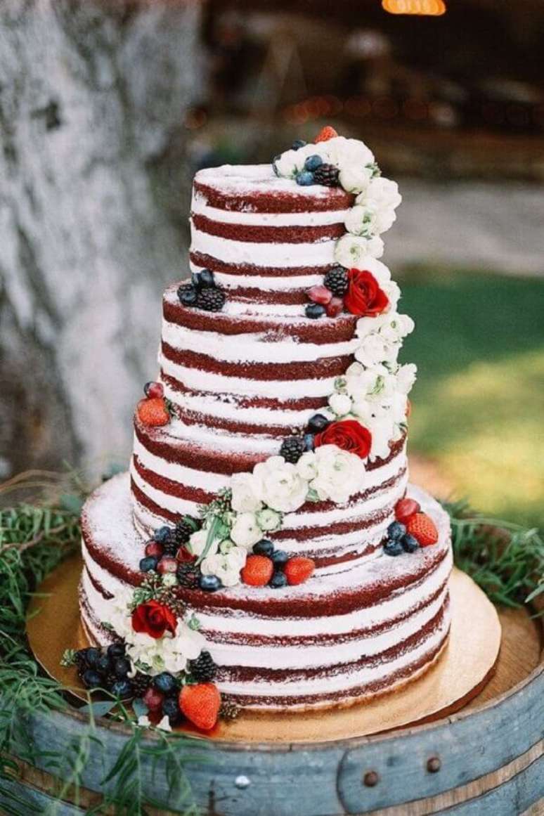 46. O red velvet pode se tornar um lindo bolo de casamento r&uacute;stico no estilo naked cake &ndash; Foto: iCasei