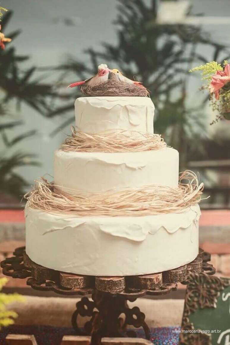 48. Invista em um topo de bolo casamento que tenha a ver com o estilo da festa – Foto: Guia Noiva