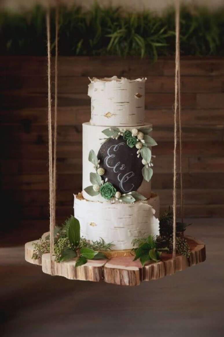 82. Decoração diferente para modelo de bolo de casamento – Foto: An Event Less Ordinary