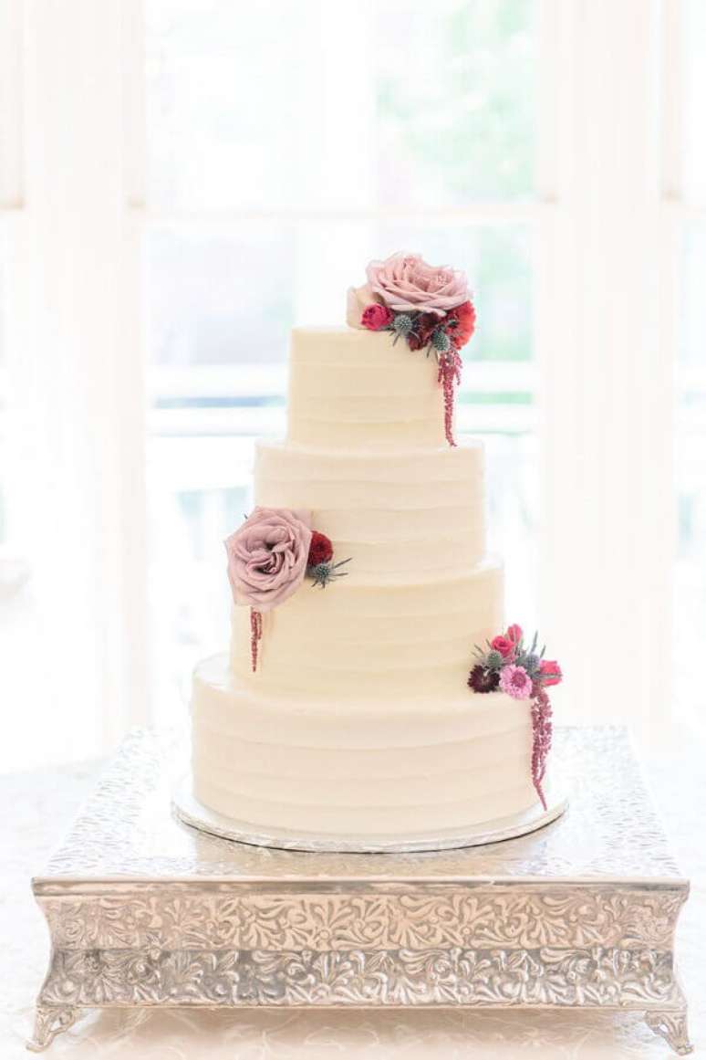 25. Bolo de casamento com flores 4 andares &ndash; Foto: Pinterest