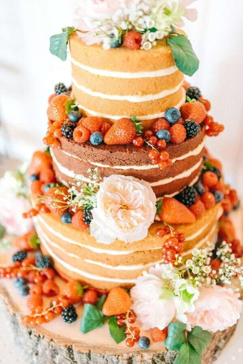 56. Frutas vermelhas para decoração de bolo de casamento simples com flores – Foto: Rock my Wedding