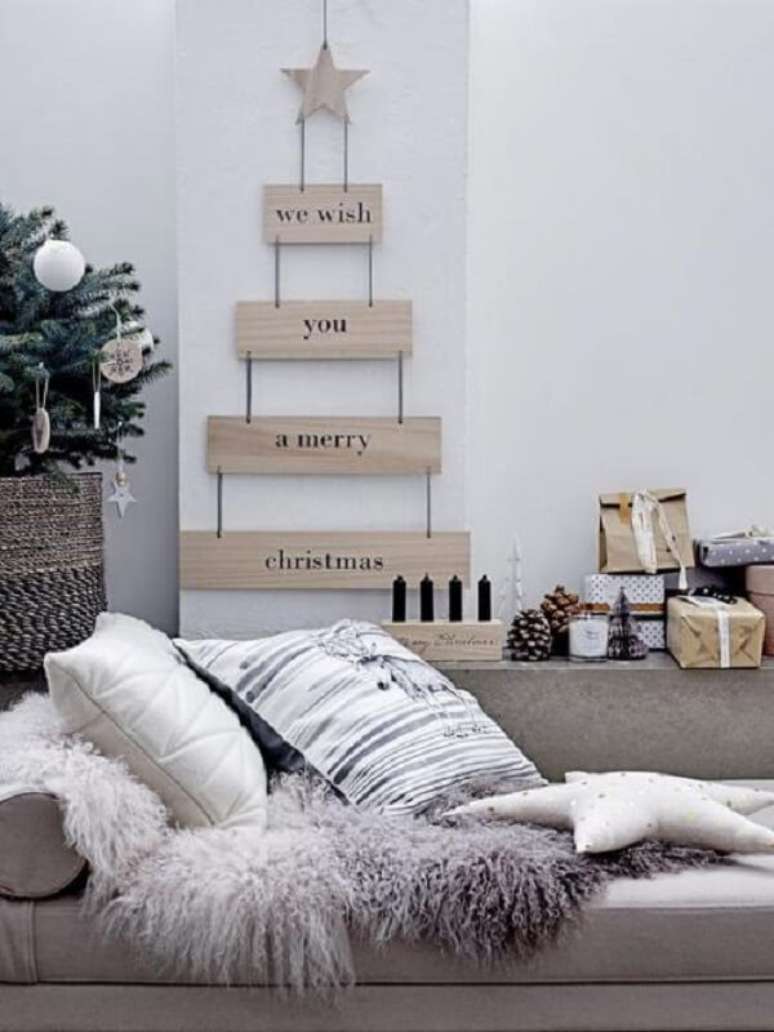 48. A árvore de Natal na parede foi feita com estrutura de madeira e frases. Fonte: Pinterest