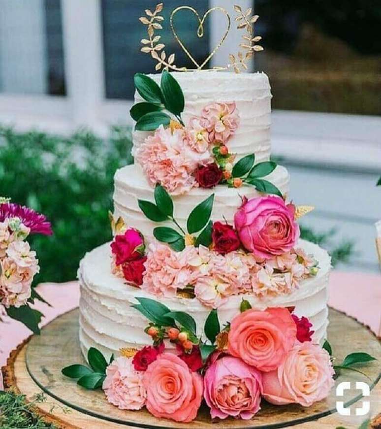9. Lindo bolo de casamento com flores cor de rosa e 3 andares &ndash; Foto: Casamentos