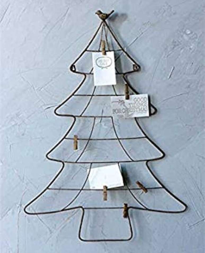 47. A árvore de Natal na parede foi com estrutura de arame. Fonte: Pinterest