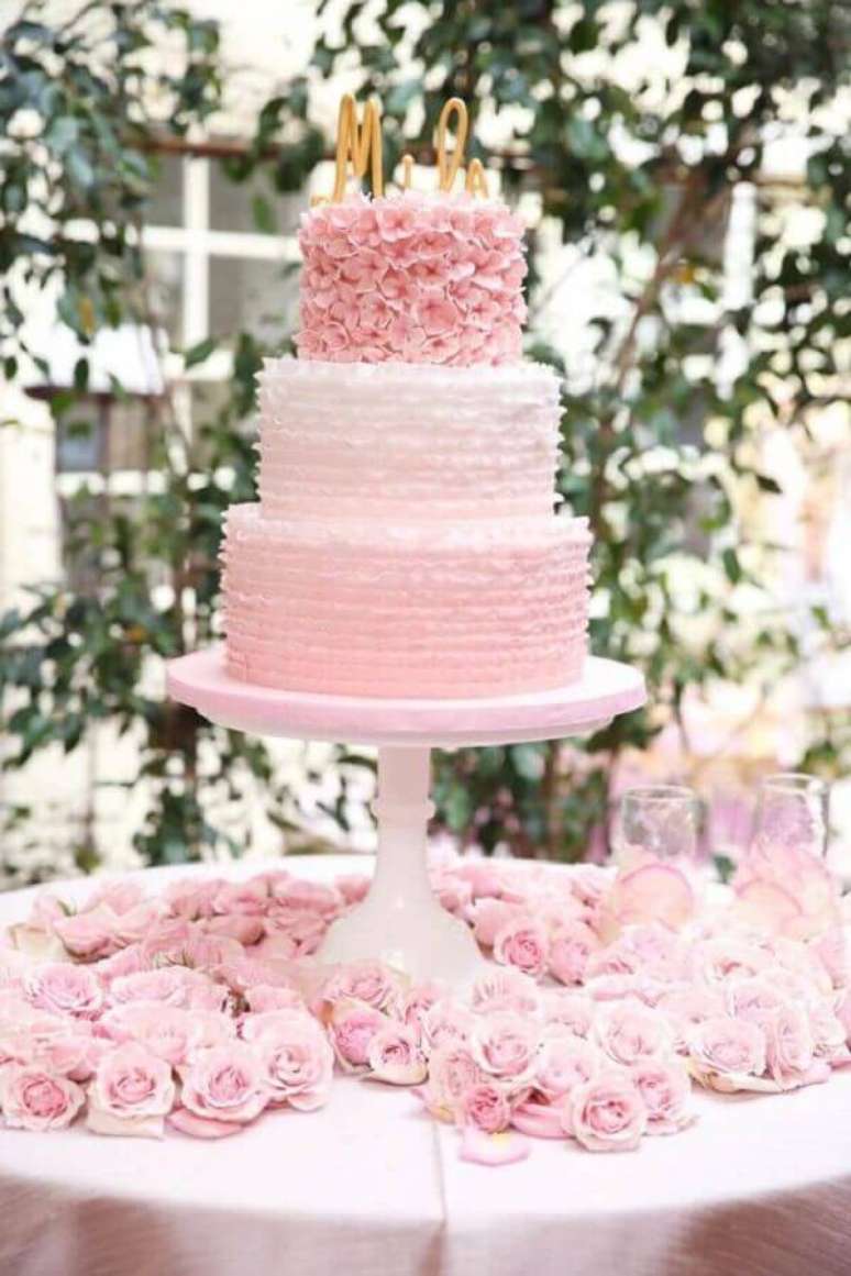 27. Bolo de casamento com chantilly cor de rosa 3 andares – Foto: Weddbrook