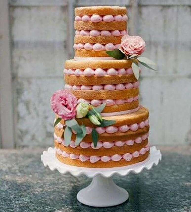18. O naked cake é uma excelente opção de bolo de casamento rústico – Foto: Casamentos