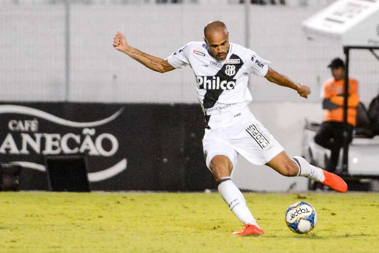 Roger marcou dois gols na vitória da Ponte Preta sobre o Londrina (Foto: Álvaro Junior/Ponte Preta)