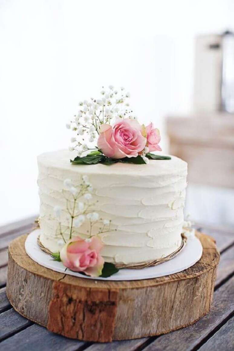 37. Modelo simples de bolo de casamento com chantilly decorado com rosa cor de rosa – Foto: Easy Weddings