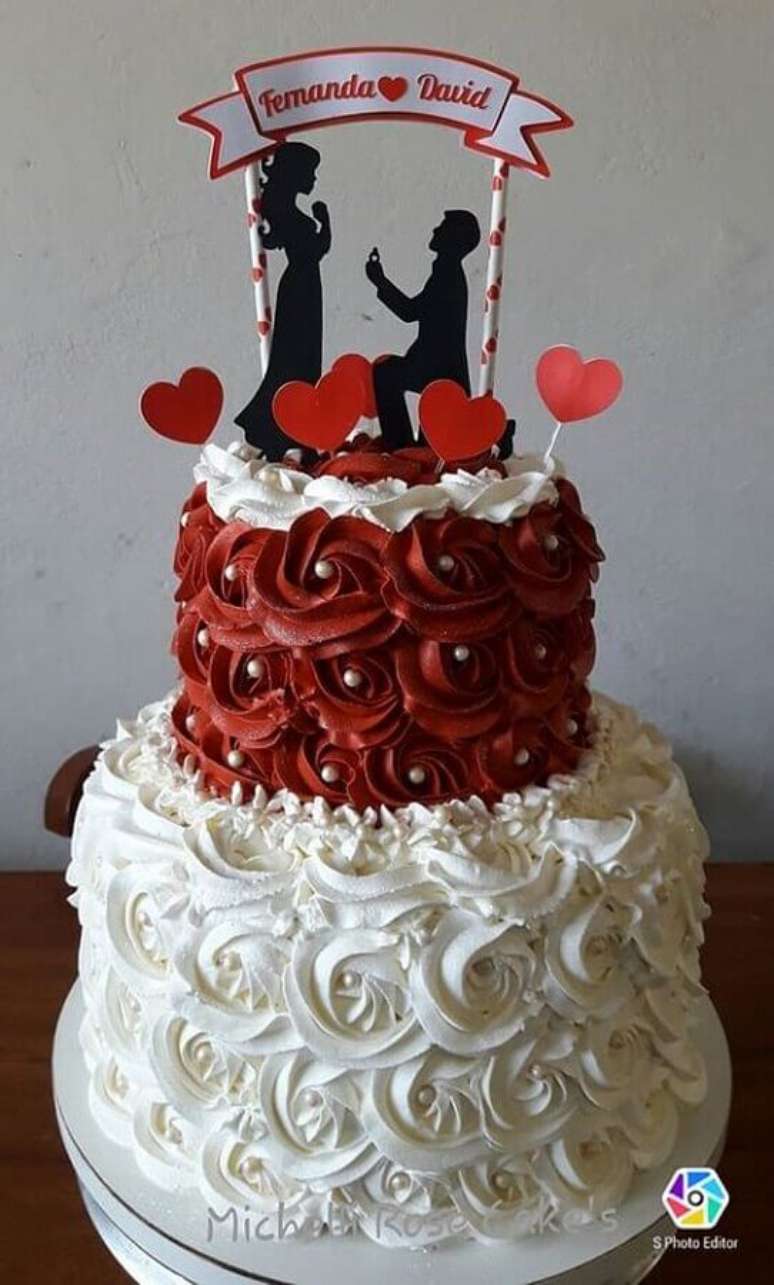 32. Bolo de casamento com chantilly branco e vermelho e topo simples &ndash; Foto: Pinterest