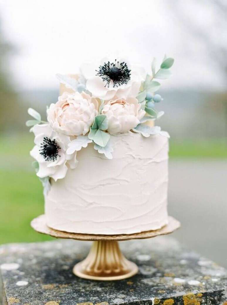 66. Bolo simples de casamento decorado com chantilly e flores no topo – Foto: Yandex