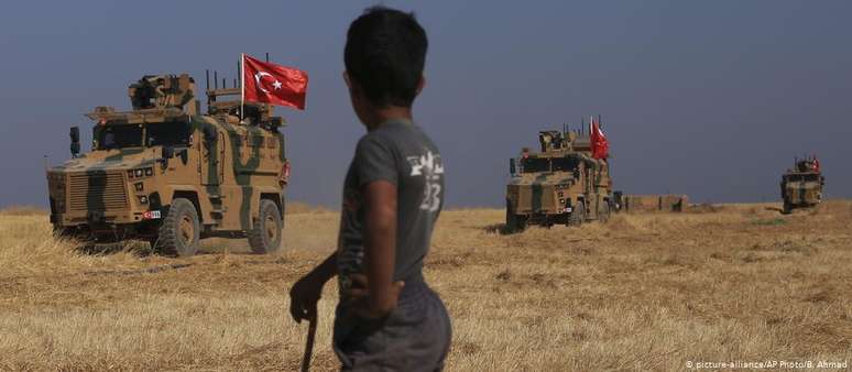 Veículos militares turcos patrulham norte da Síria