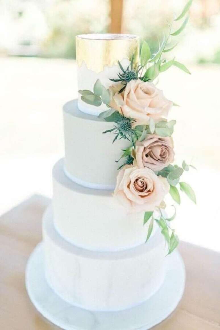 72. Decoração moderna para bolo de casamento com flores 4 andares – Foto: Wedding Blog