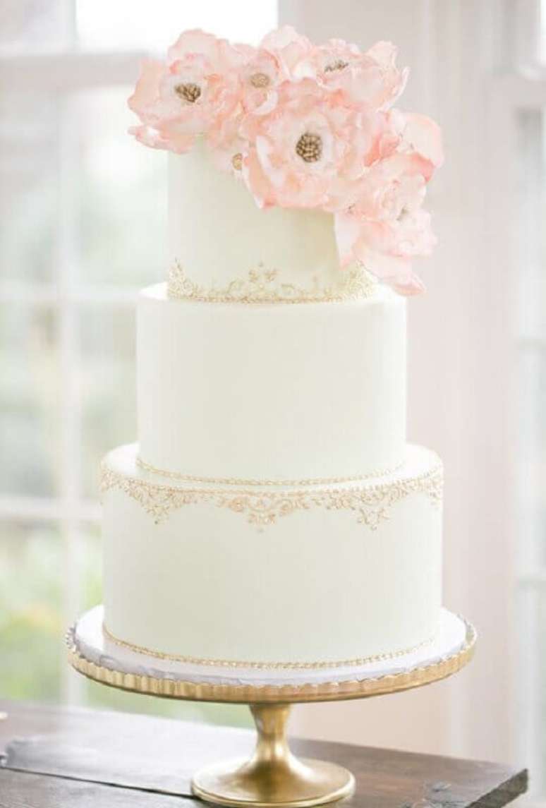 81. Delicado bolo de casamento com flores todo branco – Foto: Salve a Noiva