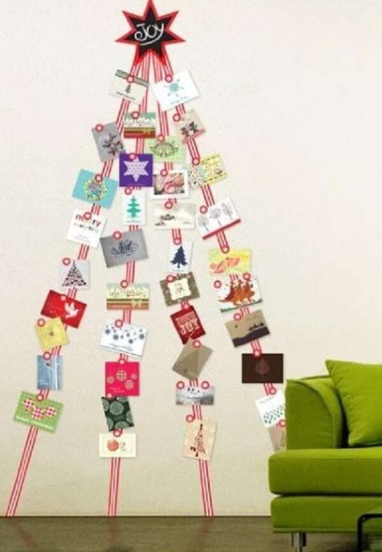 49. A árvore de Natal foi feita com cartões natalinos. Fonte: Pinterest