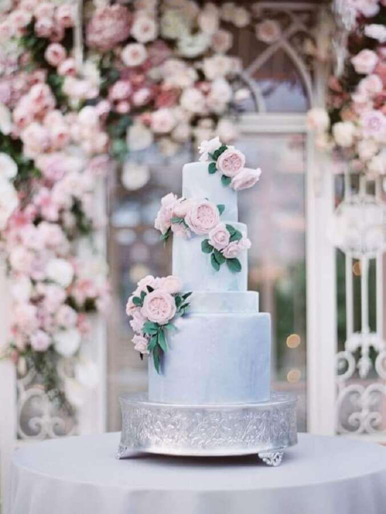 79. Lindo e moderno modelo de bolo de casamento com flores – Foto: Style me Pretty