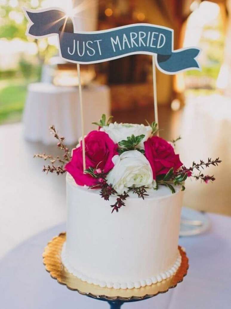 85. Modelo simples de topo de bolo casamento decorado com rosas – Foto: Bodas y Weddings